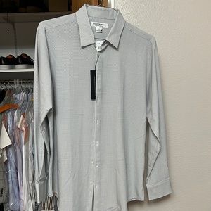 New Mizzen and Main Men’s Shirt Trim Large